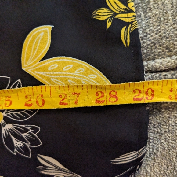 LOFT black, flutter sleeve blouse in a yellow floral pattern, size 24 - Picture 11 of 12